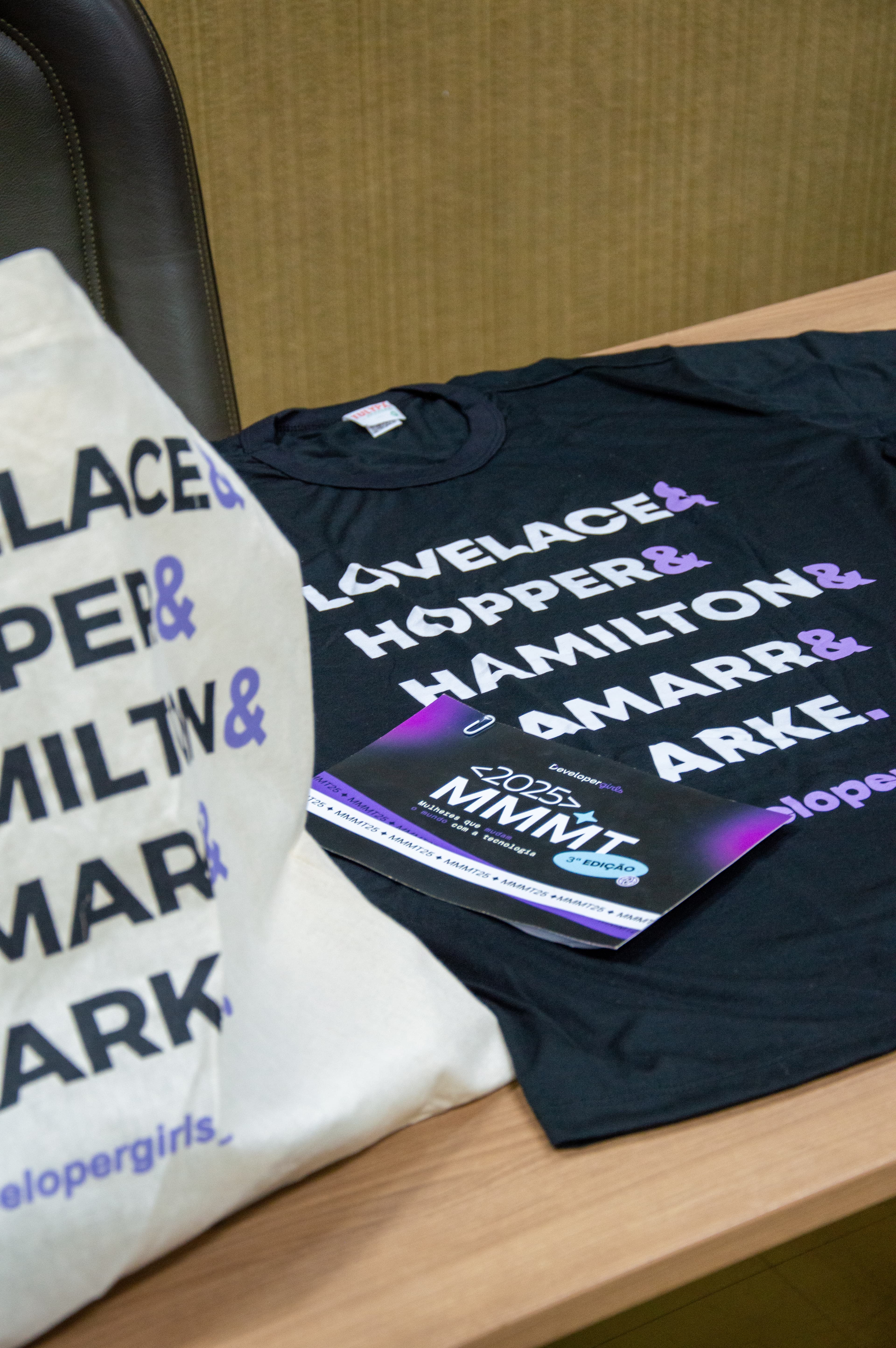 Foto de uma ecobag e camiseta personalizada do Developer Girls
